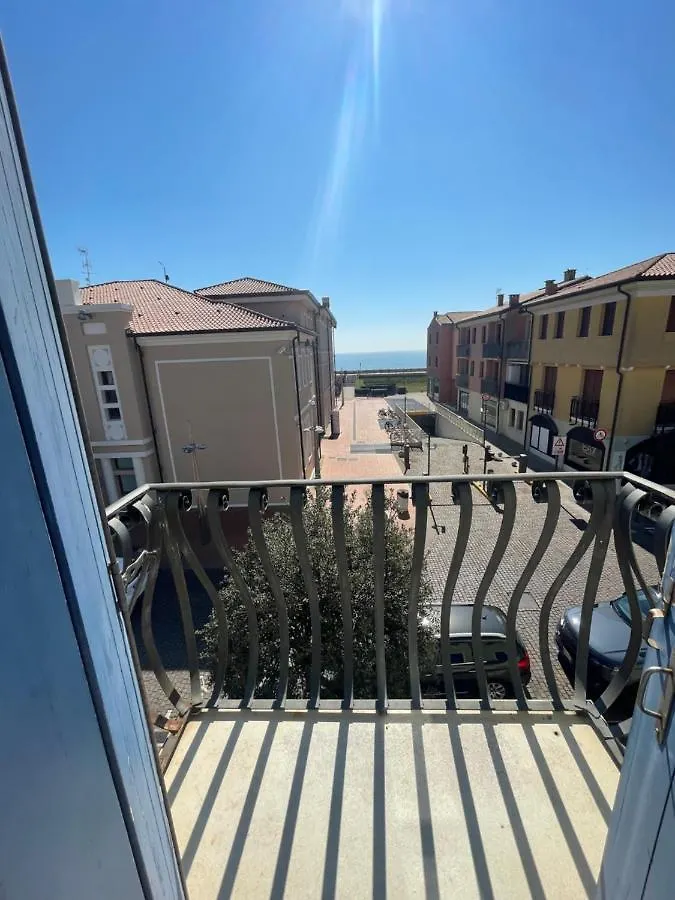 Trilocale Vista Mare Con 2 Bagni Nel Centro Storico - Agenzia Cocal contacts